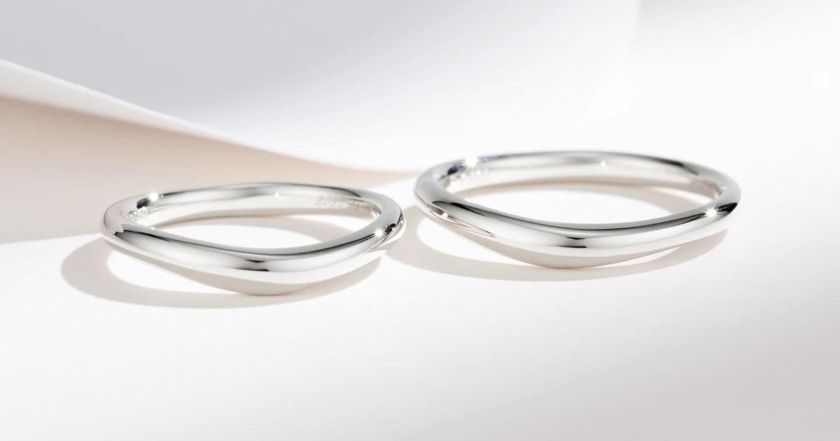 手元の形まで考えて。シンプルな中に個性が光る、お揃いのプラチナの結婚指輪