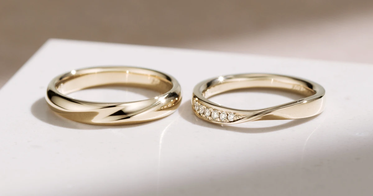 遠くにいても寄り添う心。シャンパンゴールドの色でつながる結婚指輪