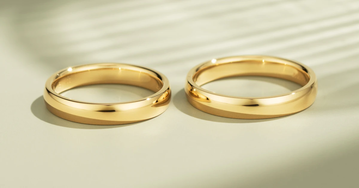 幅までお揃いに。迷いなく選んだ、シンプルなイエローゴールドの結婚指輪