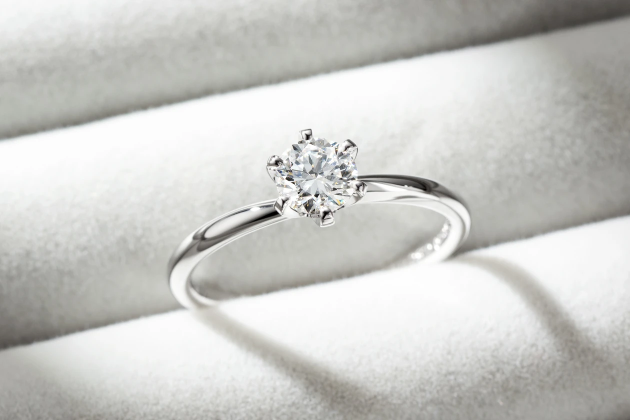 二人で選び抜いたデザインと、澄んだ0.5カラットの輝き