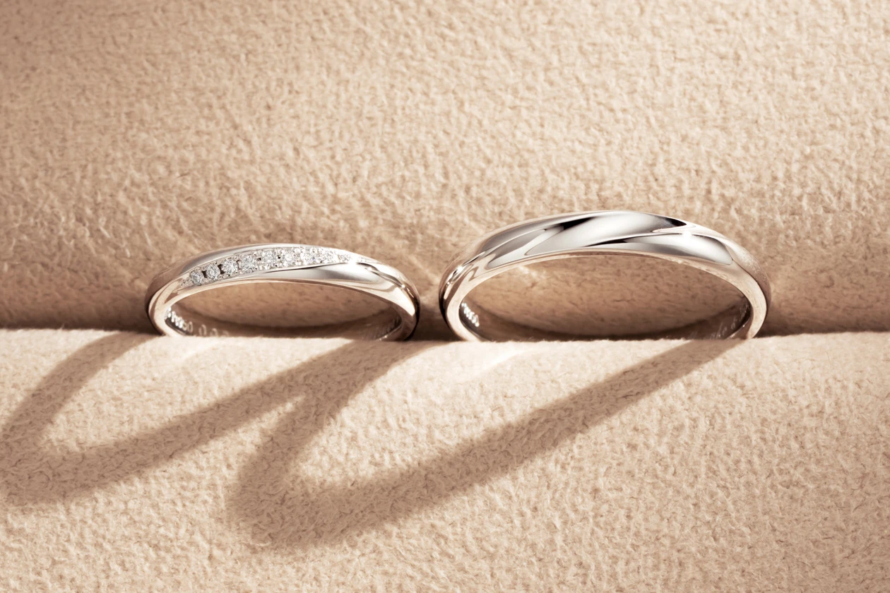 細身のフォルムと上品な輝き。お揃いで選んだ「二人のかたち」