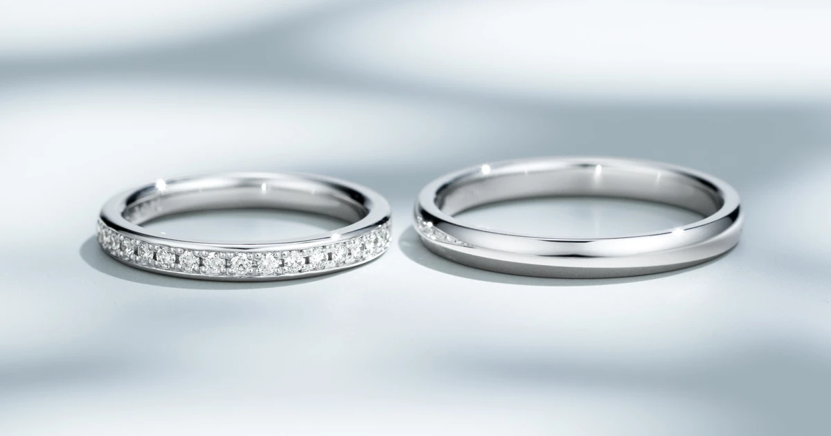 お揃い感もそれぞれの好みも。二人の手に輝く、まろやかなオーバルシルエットの結婚指輪