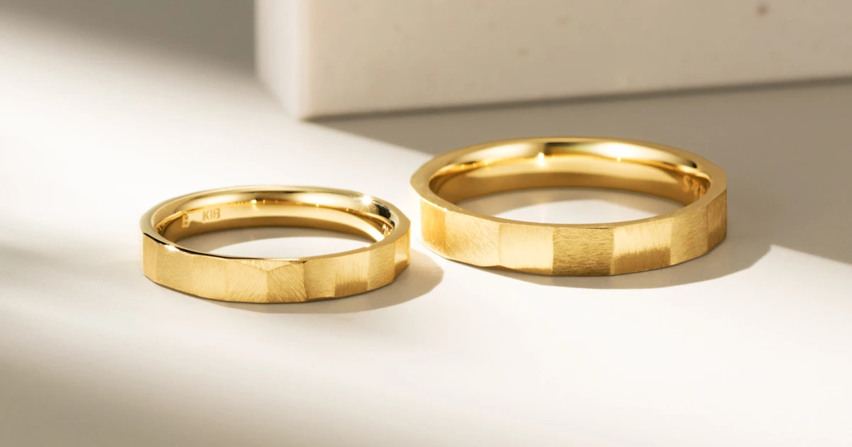 二人の指におだやかな輝きを。味わいをたたえたシンプルなイエローゴールドの結婚指輪