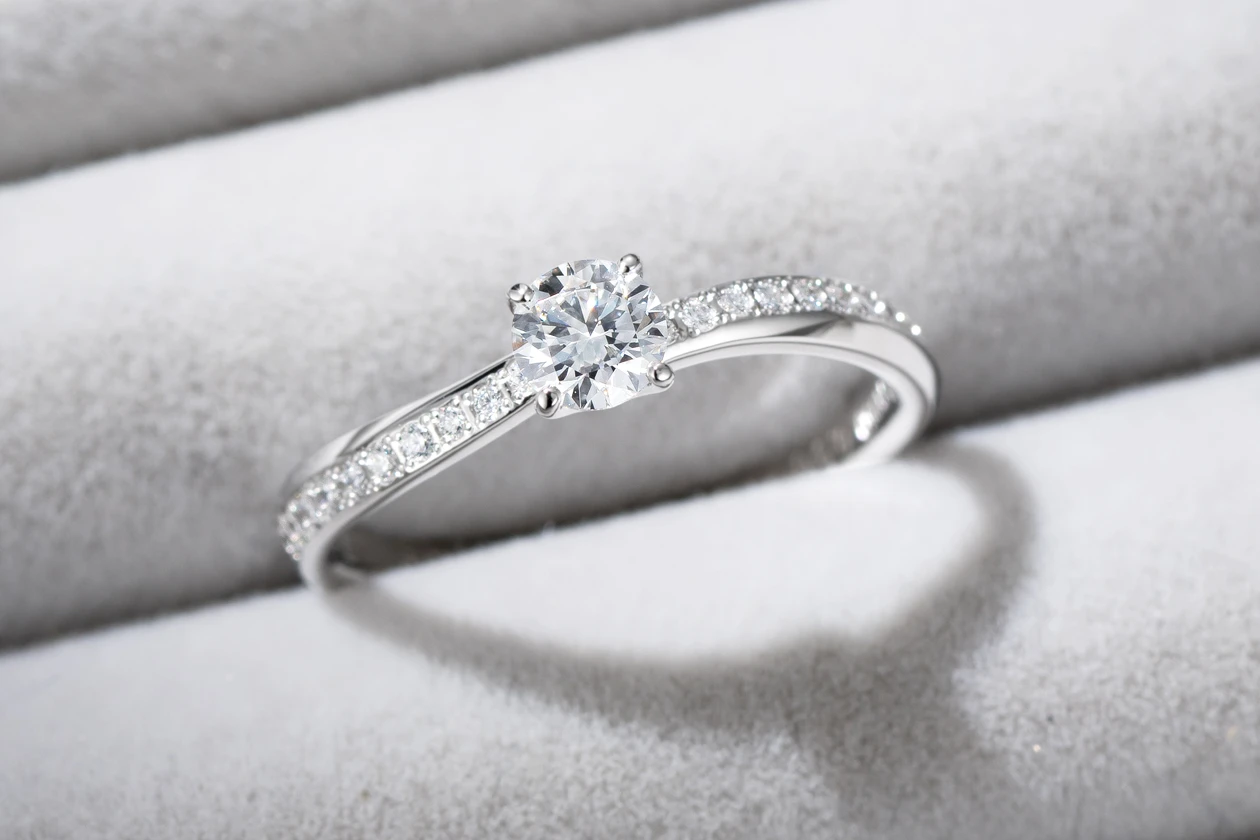 派手すぎない華やかさに宿る、確かな特別感