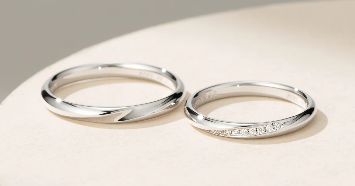 決め手は「さりげないデザイン性」。シンプルを愛する二人が迷わず選んだ結婚指輪