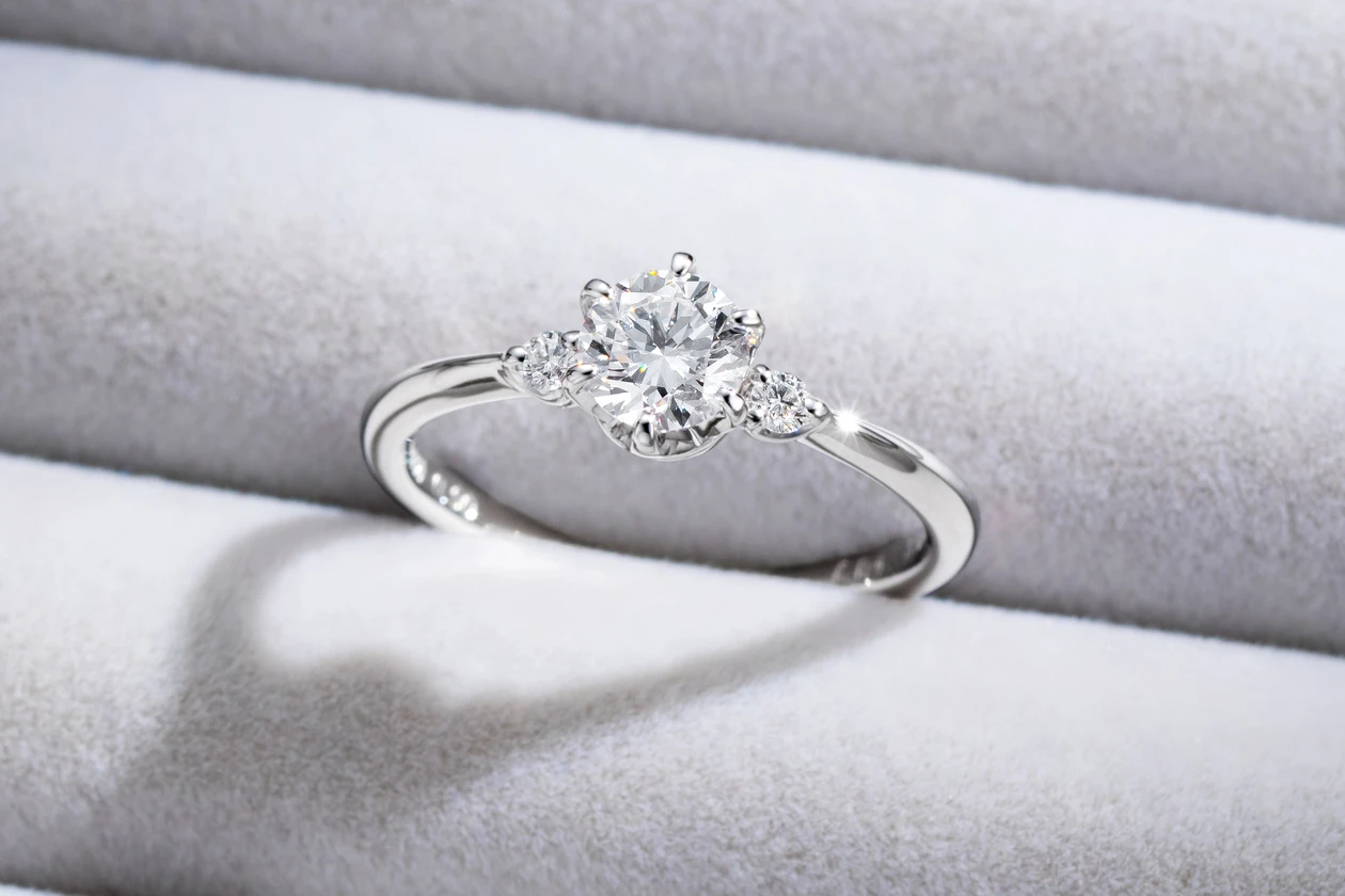 結婚指輪との重ね付けも見据え選んだ細身のデザイン