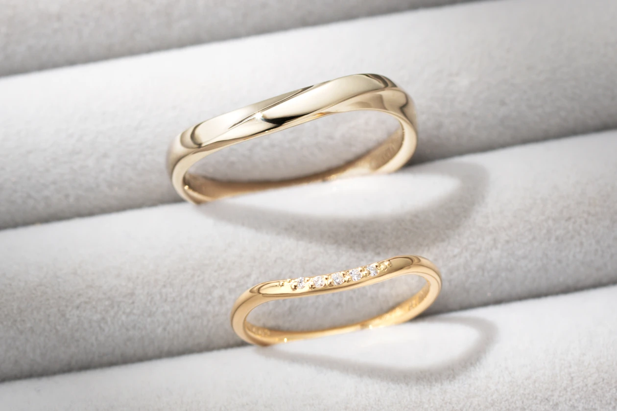 カジュアルさもブライダルリングらしい特別感も両立させるペアに