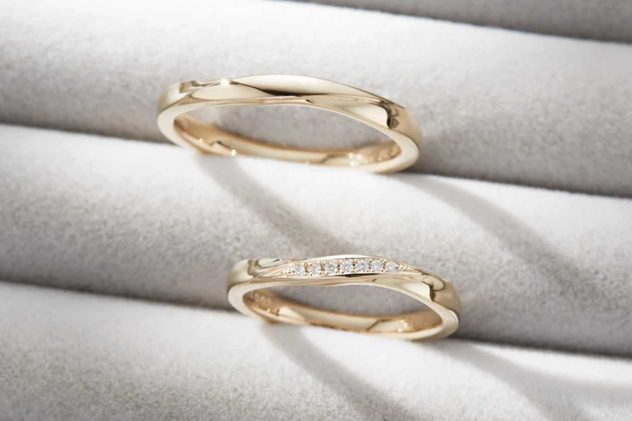 細めのウェーブフォルムと揃えたリング幅