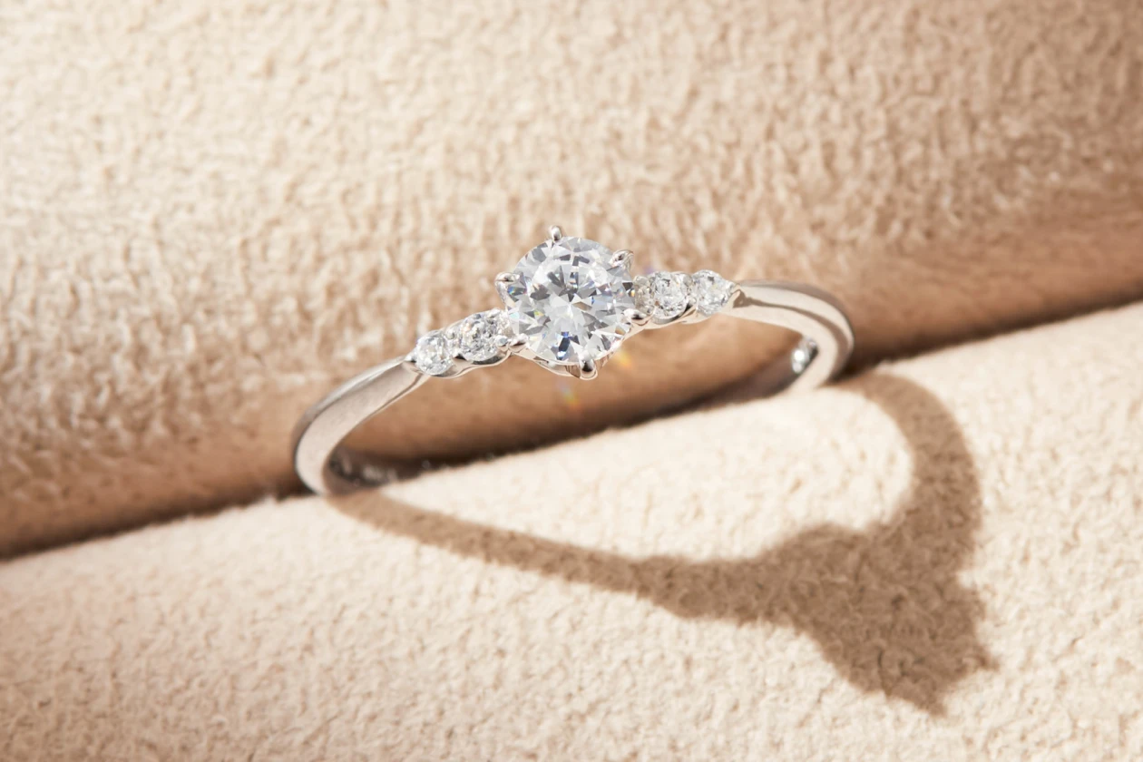 デザイン選びは、お相手の普段の装いを思い浮かべながら