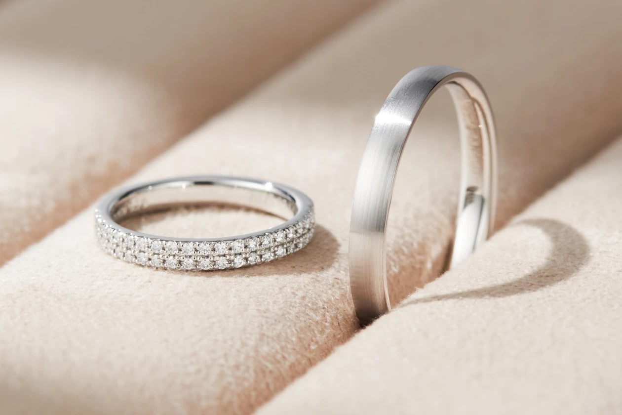 現代的な華やかさと落ち着き、異なる魅力が調和するペアに