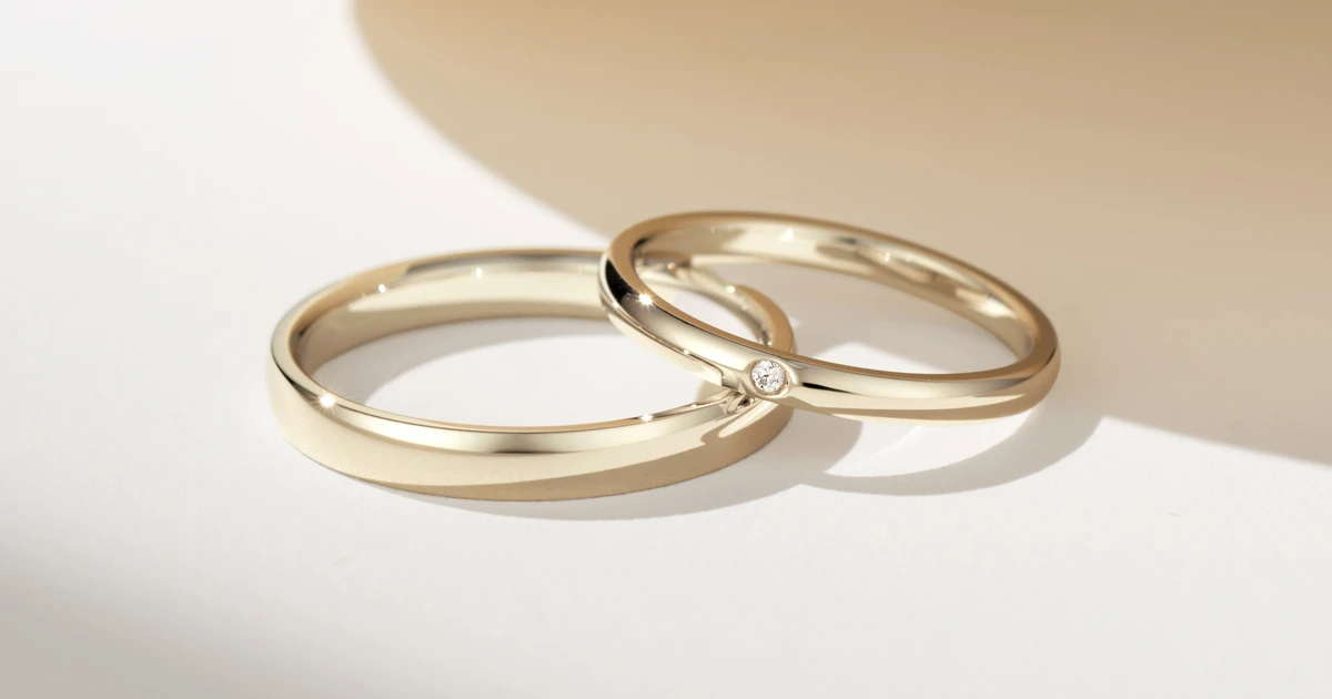 同じデザインと色味にこだわって。お揃い感を堪能するシャンパンゴールドの結婚指輪