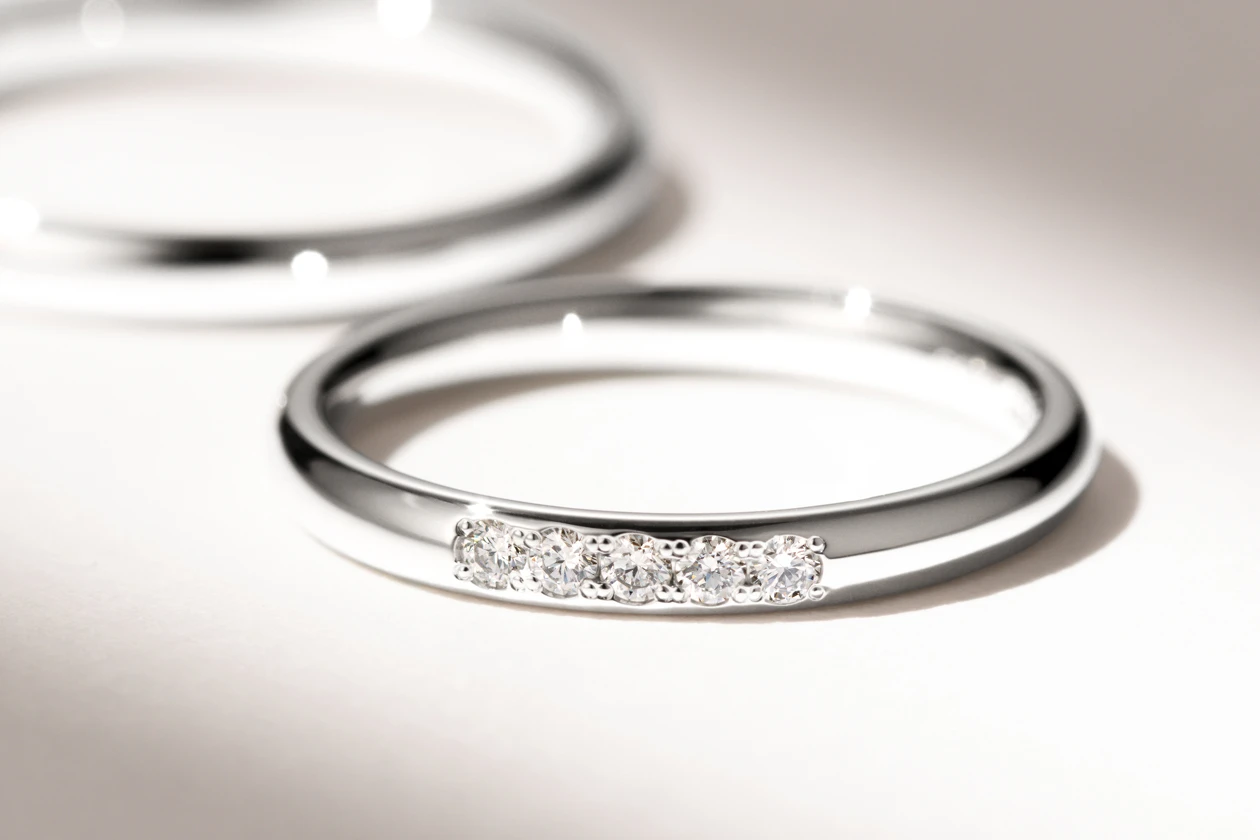 素材も仕上がりも揃えながら、それぞれに映えるプラチナのペアリング