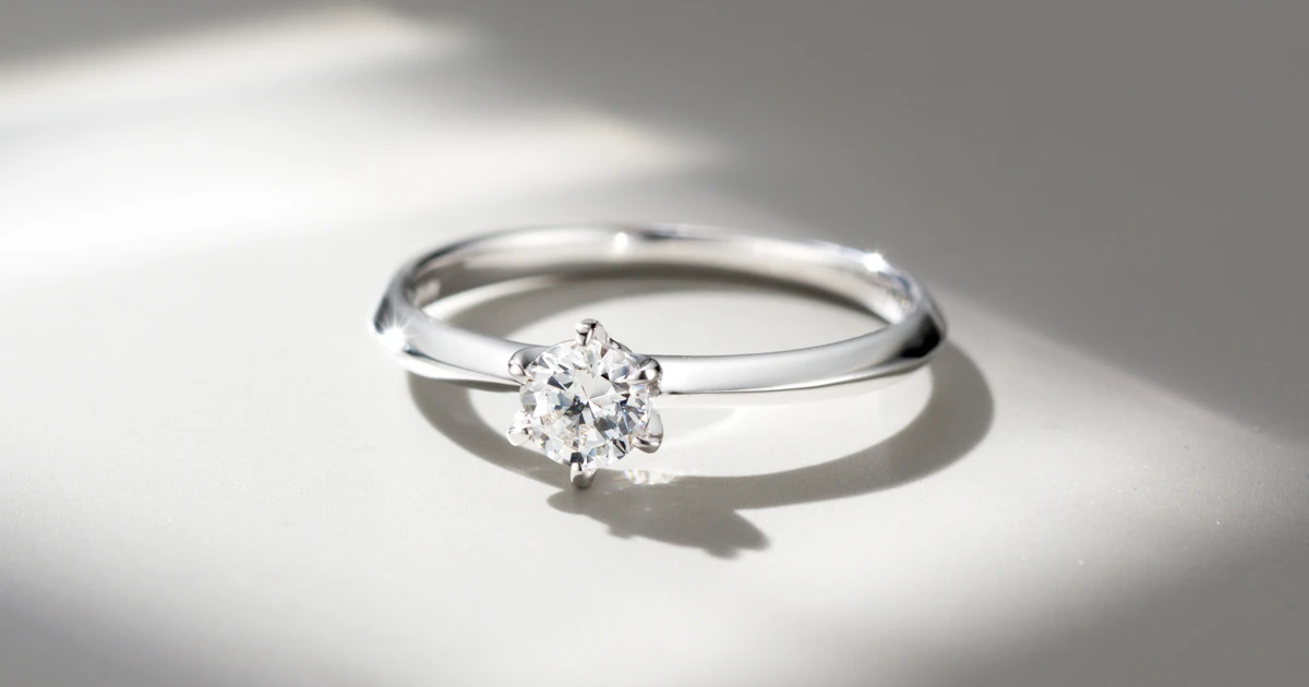 ダイヤモンドでのプロポーズのその先で。輝きを引き立てる細身アームの婚約指輪