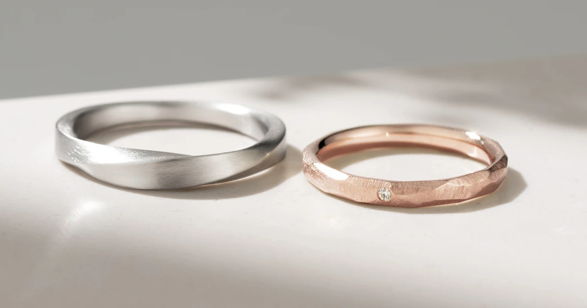 毎日の装いに馴染むカジュアルさを。それぞれらしさを形にしたマットな結婚指輪