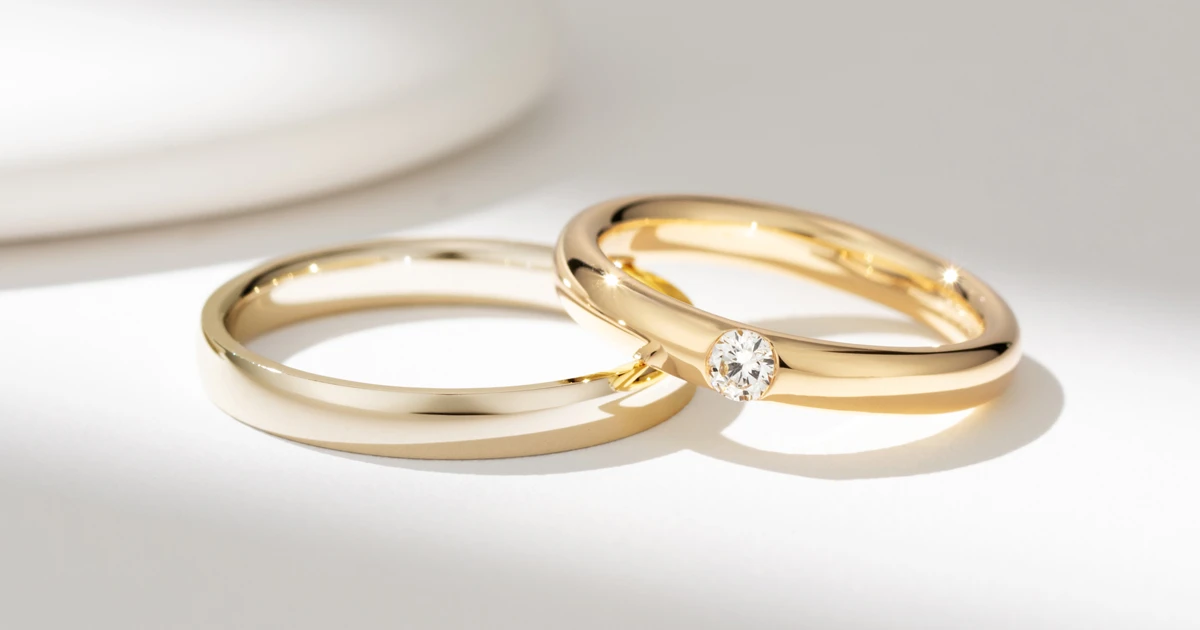 それぞれの手元にしっくり来るデザインに。フォルムでお揃い感を出したゴールドの結婚指輪