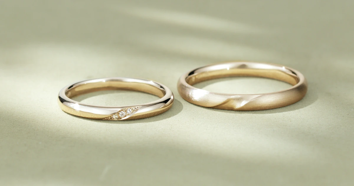 肌に馴染むシャンパンゴールドがお気に入り。さりげない違いを楽しむ二人らしい結婚指輪
