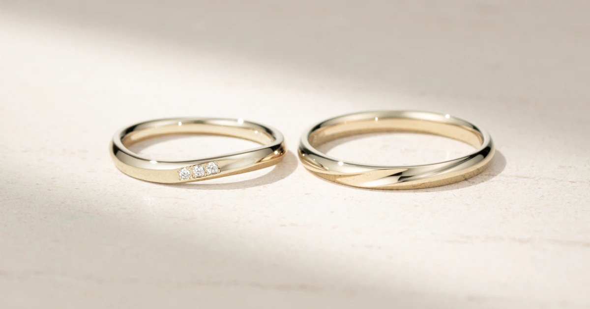 デザインを変えてシャンパンゴールドをお揃いに。二人それぞれの好みを映した結婚指輪