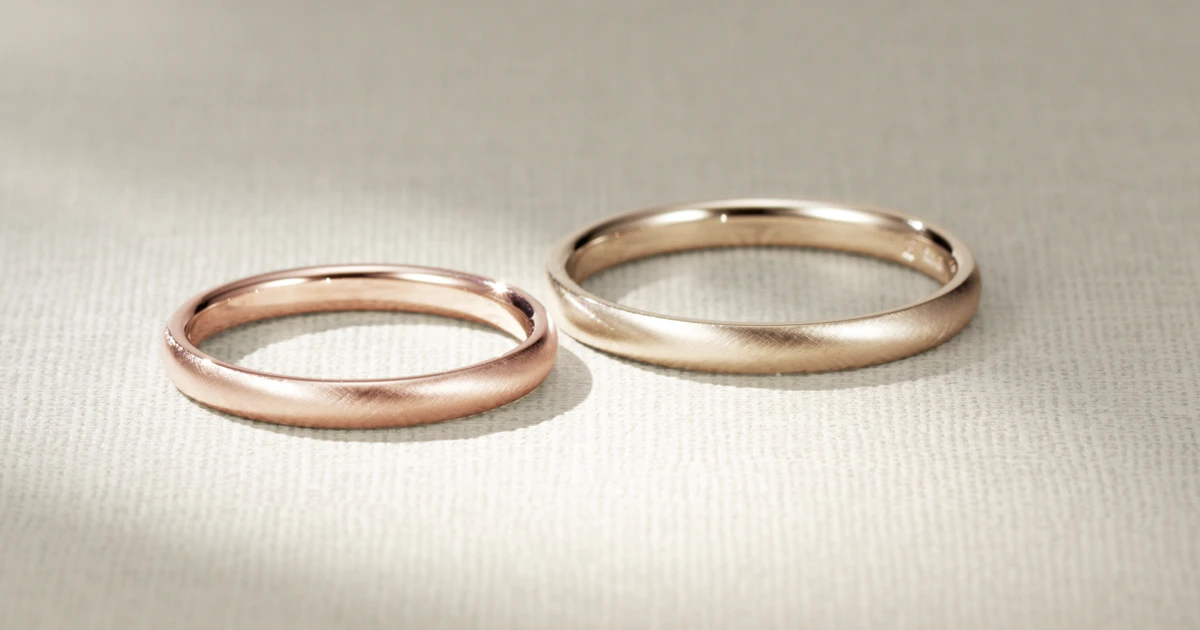 大切な愛犬の名前を記した刻印がきらり。色違いで仕立てるゴールドの結婚指輪