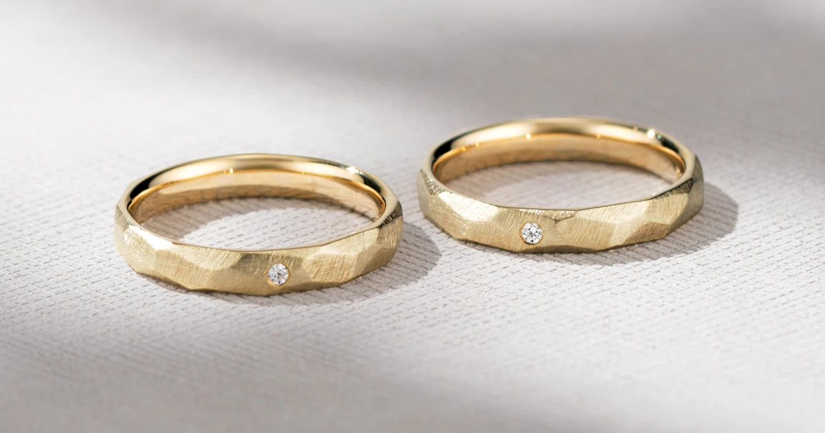 シンプルすぎないのに馴染む表情に惹かれて。お揃いで仕立てるシャンパンゴールドの結婚指輪