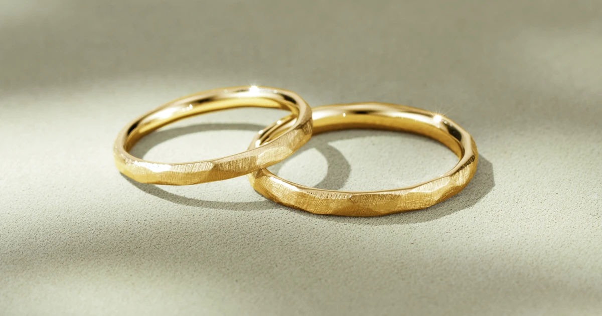 「似合う」の言葉が後押しに。好みの幅とお揃いのゴールドで選んだ、味わい深い結婚指輪