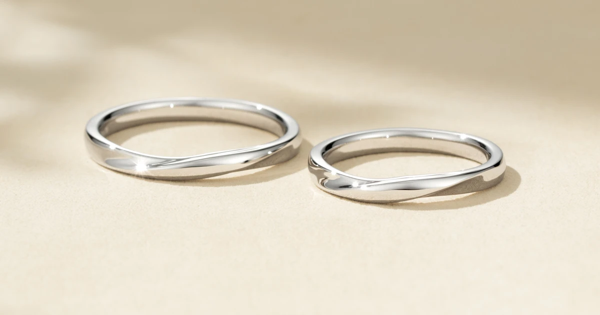 シンプルだけど、ちゃんと個性も。内側の青い輝きまでお揃いにしたプラチナの結婚指輪