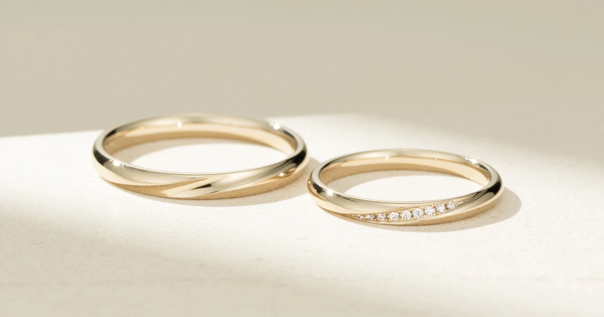 重ねる色にも、お二人らしさを。肌に馴染むシャンパンゴールドの結婚指輪