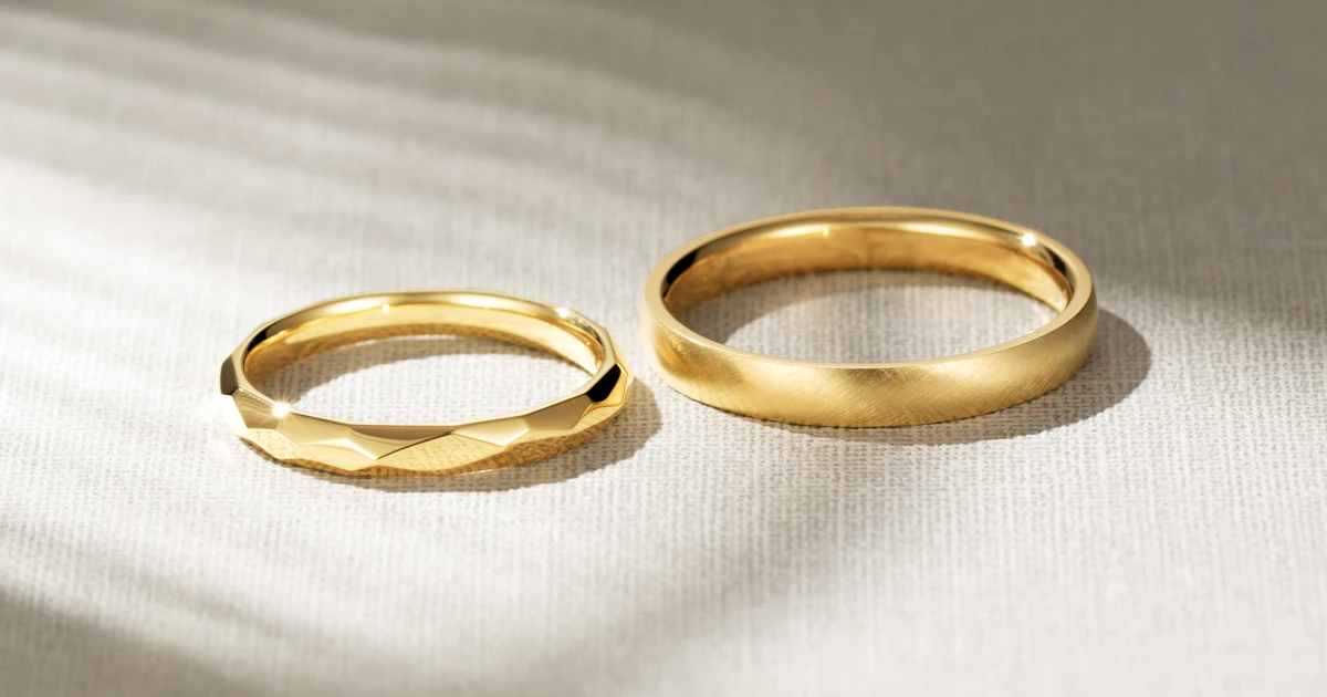 シンプルとファッショナブル、それぞれの個性を大切に。イエローゴールドで揃える二人の結婚指輪
