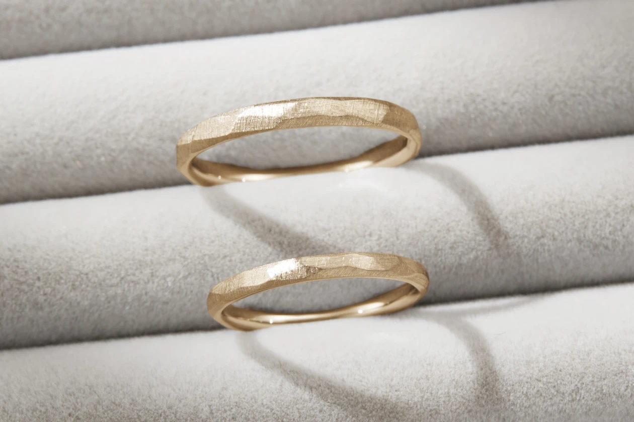 カジュアルさと、結婚指輪らしい品のよさを両立