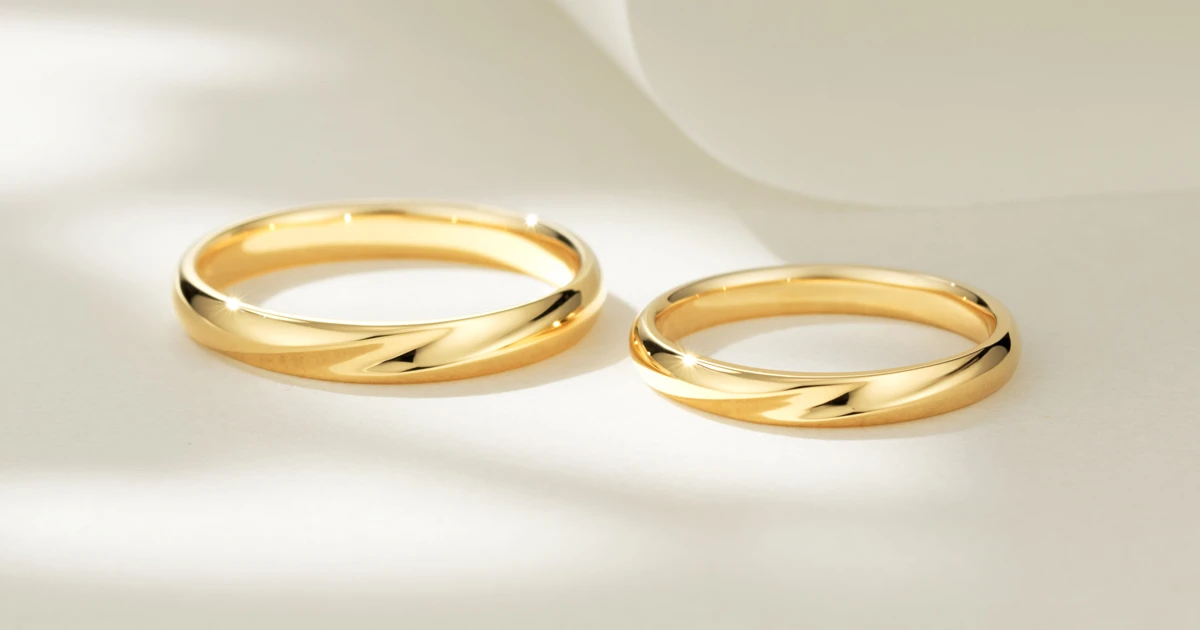 お揃いのイエローゴールドにこだわって。「波のような模様」に心を惹かれた結婚指輪
