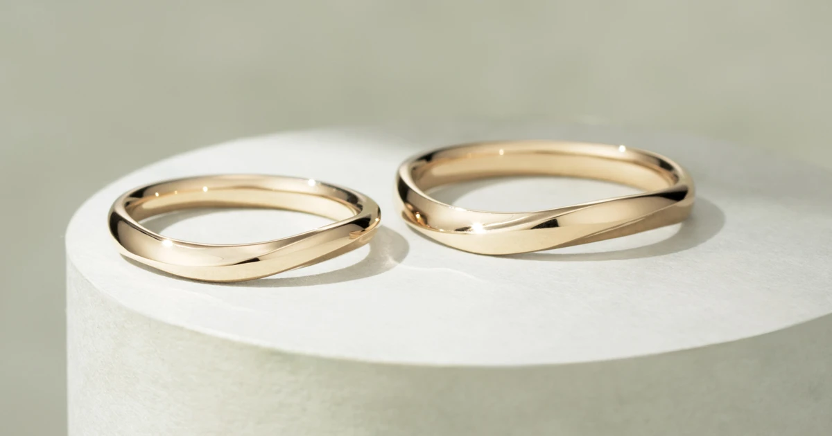 シンプルさと心地よさを求めて。シャンパンゴールドに心惹かれたお二人が選んだ結婚指輪