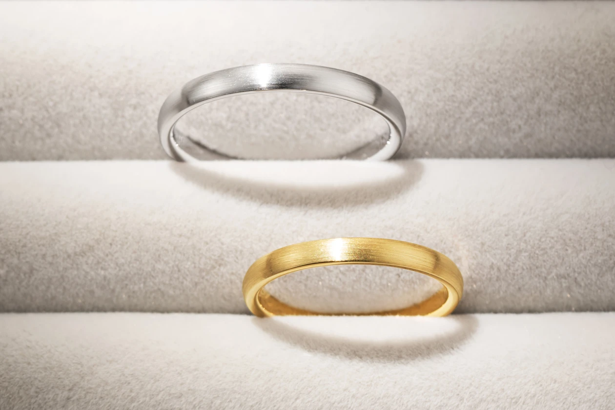 婚約指輪との重ね付けも自然に