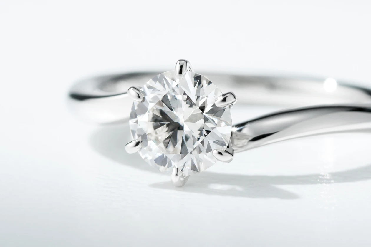 細身だからこそさらに引き立つ、0.6カラットの輝き