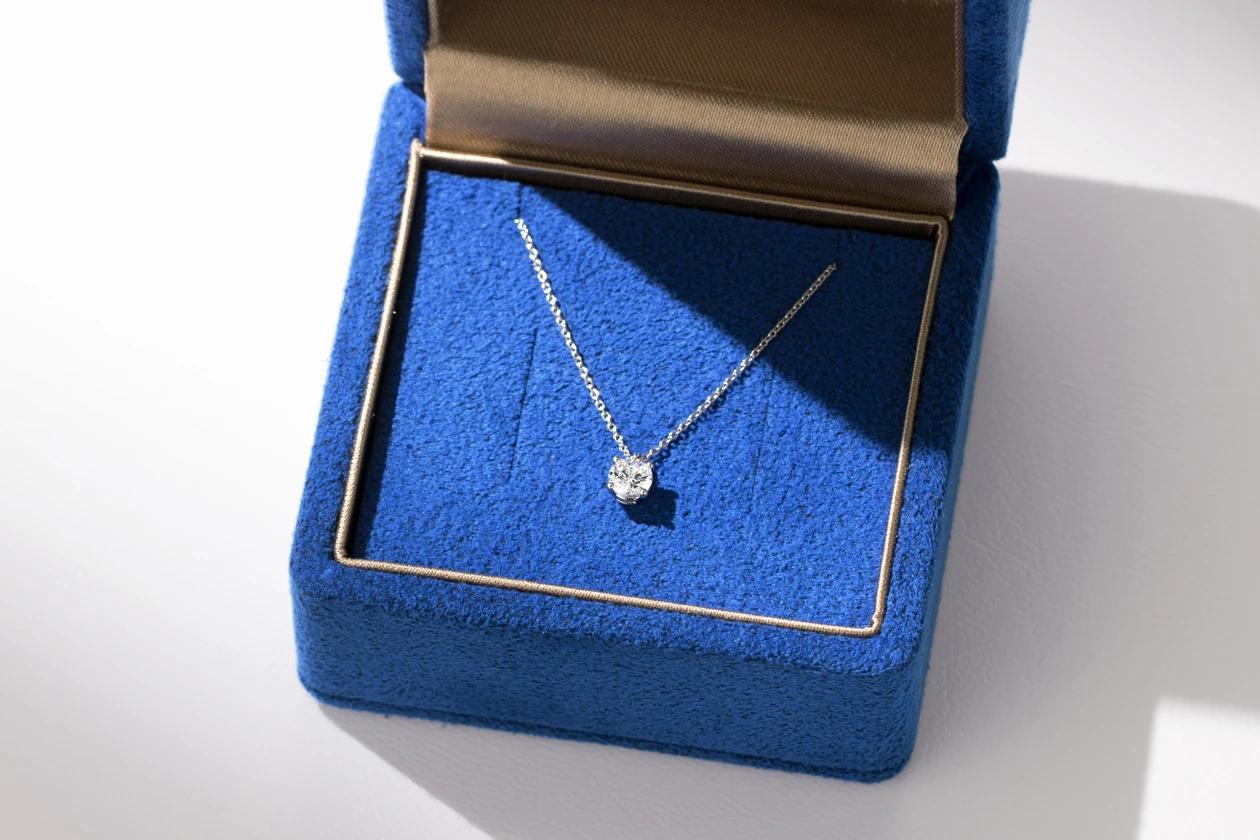 シンプルさが引き立てる輝き。二人の価値観にぴったりと合った選択