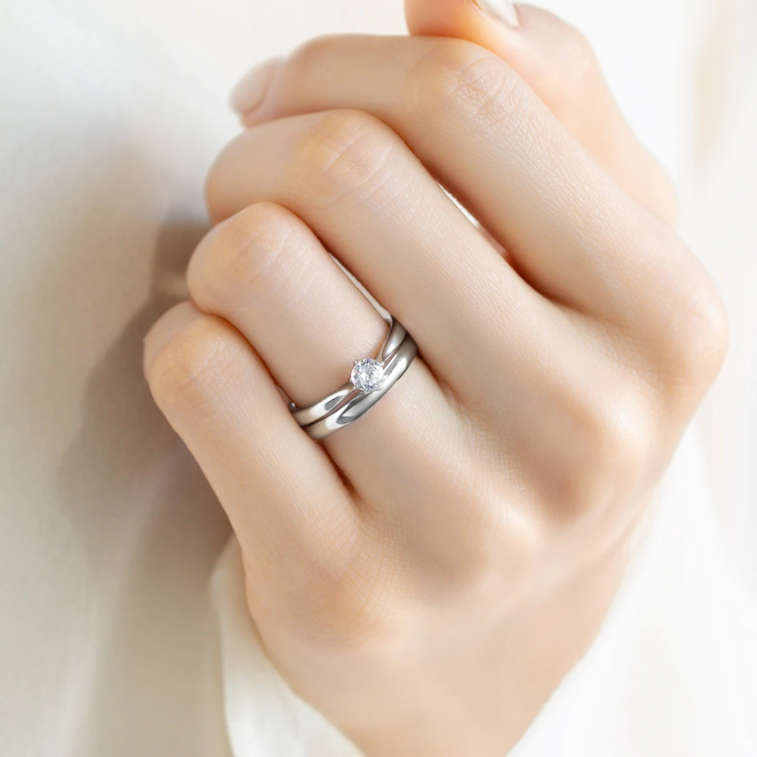 光を受けて輝くダイヤモンドを360°から楽しむきらめきあふれるソリティアリング