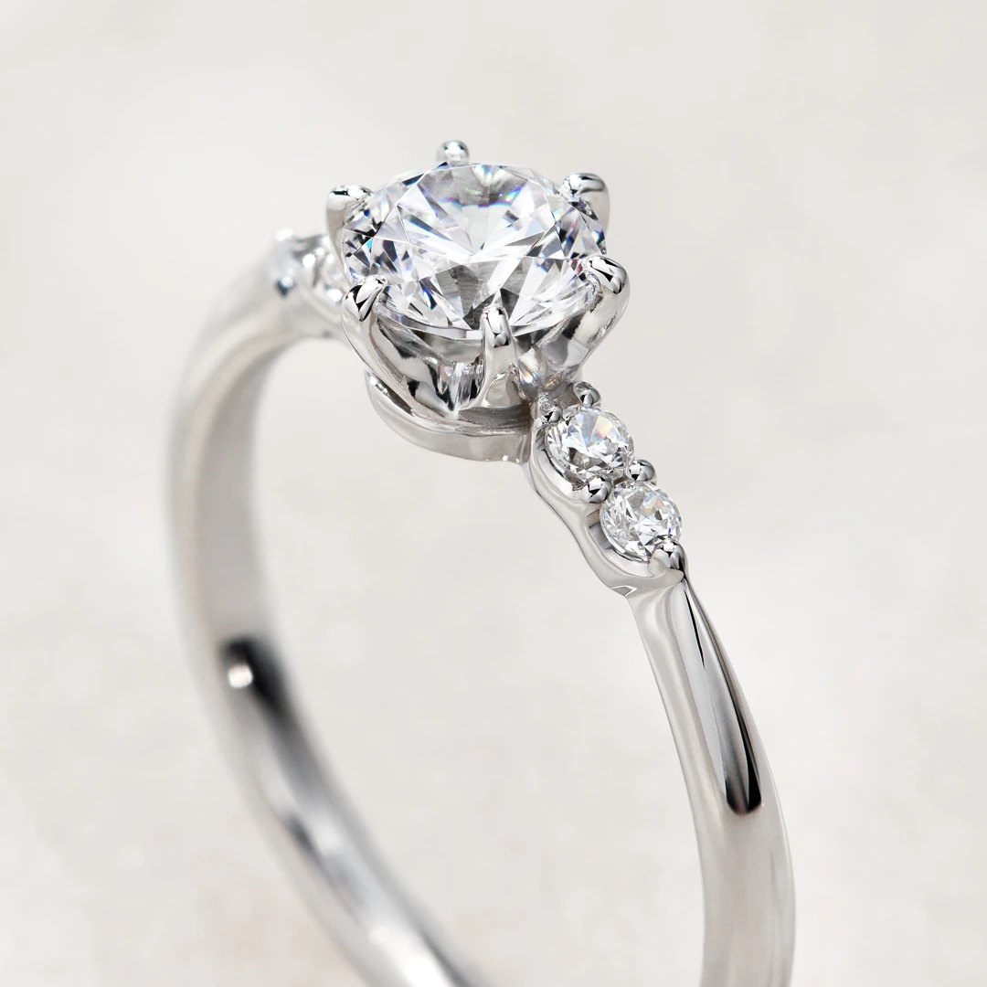 豊かな輝きを甘すぎないデザインで澄んだ泉のような凛とした佇まいが魅力のサイドストーンリング