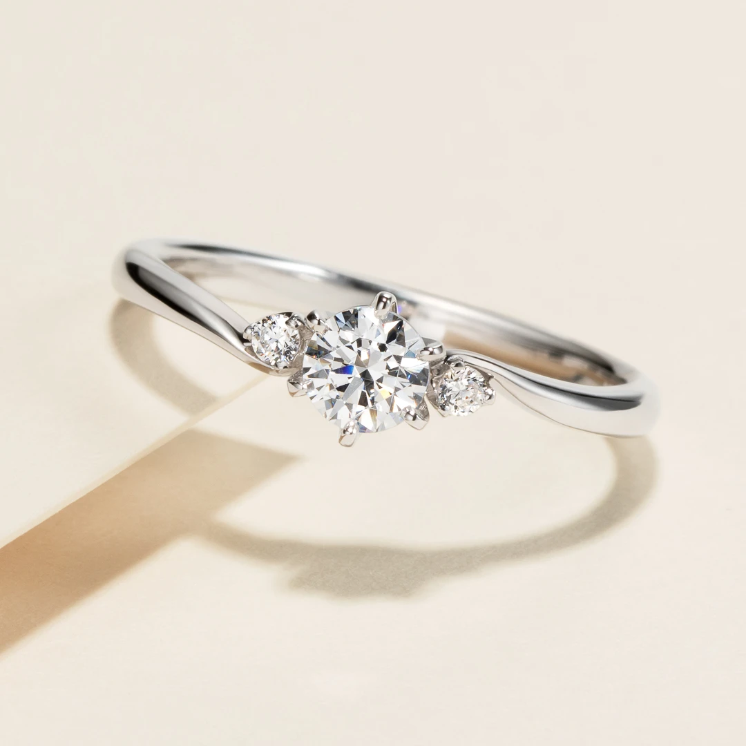 華やかさと可愛らしさが調和した愛らしい音色を思わせる華奢なサイドストーンリング