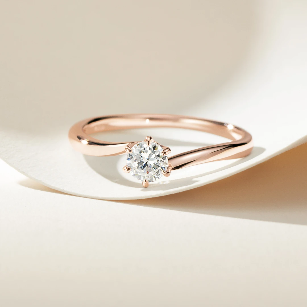 薬指に沿うSラインで美しい手元にメロディーを奏でるような優雅なソリティアリング