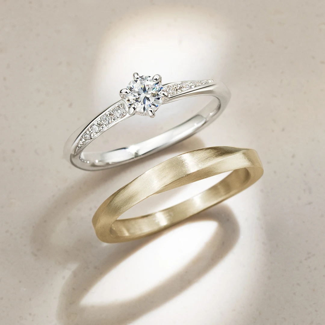 手を動かす度きらめきに心踊る流れ星の輝きをその指に宿すサイドストーンリング