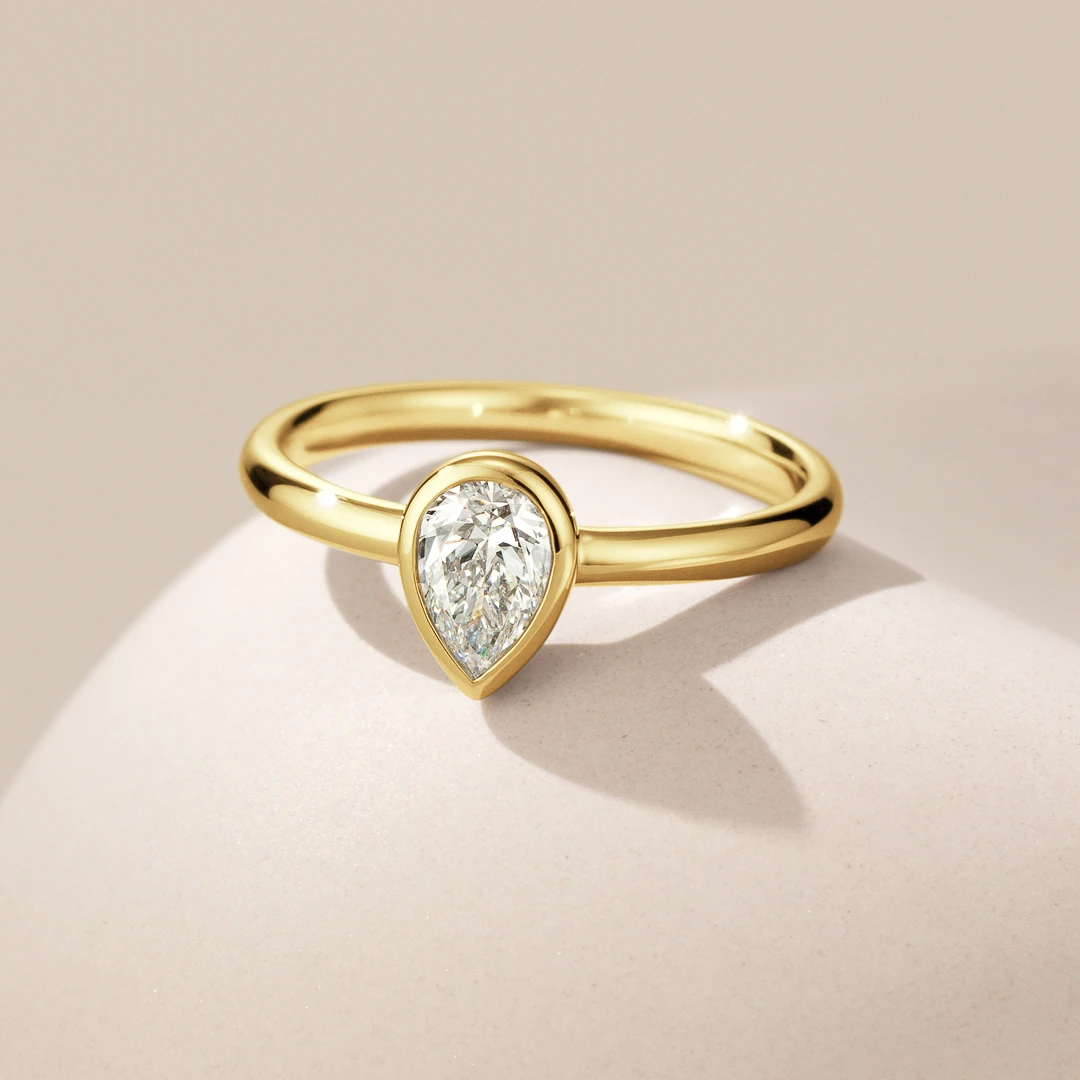 K18YG トランク ペアシェイプ ベゼル リング 0.7ct｜婚約指輪