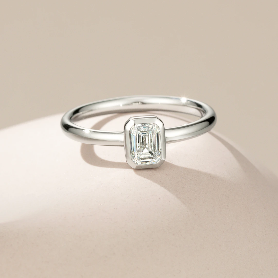 K18YG トランク エメラルドカット ベゼル リング 0.3ct｜婚約指輪