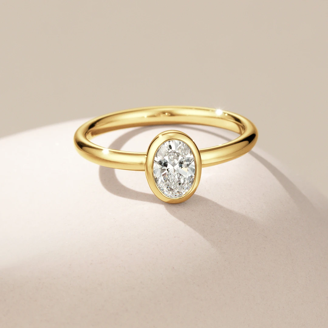 K18YG トランク オーバルカット ベゼル リング 0.3ct｜婚約指輪