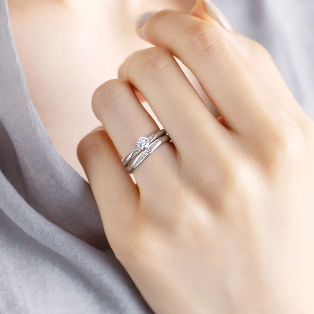 繊細な輝きのラインが印象的やわらかな空気感を添えた王道のサイドストーンリング