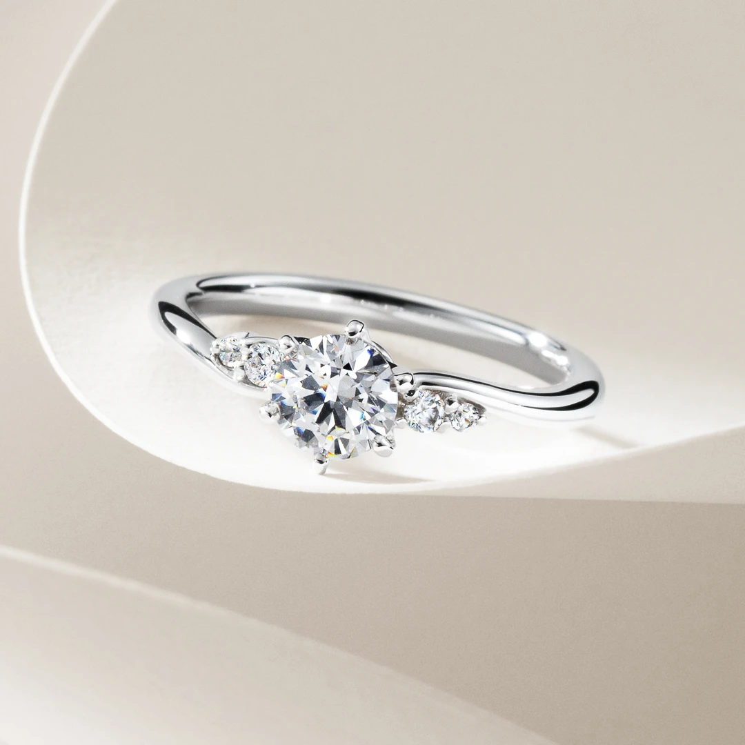 花の香りの広がりをイメージSラインの美しさを最大限引き出した可憐なサイドストーンリング