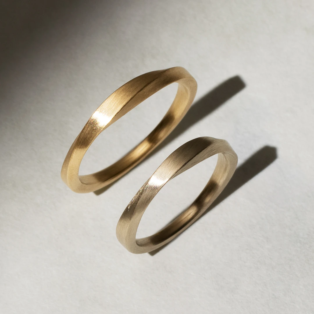 質感を育てていく楽しみも永遠をモチーフにした立体的なSラインのリング