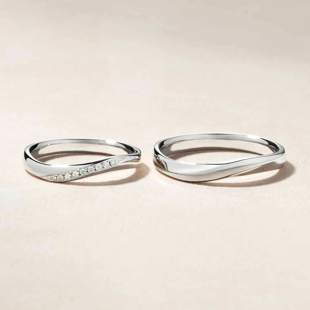 指輪を着け慣れない方にも日常に優しく寄り添う自然体のSラインウェーブリング