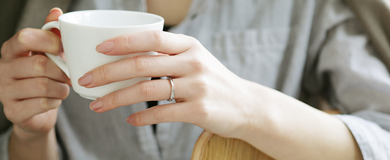 結婚指輪をつける女性
