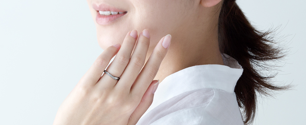 結婚指輪をつける女性画像