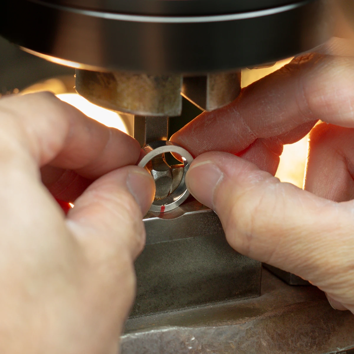 日本の熟練の職人が鍛造製法で製作