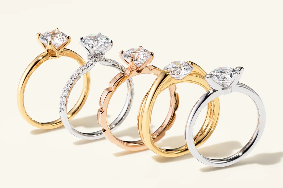 複数のラボグロウンダイヤモンドの婚約指輪