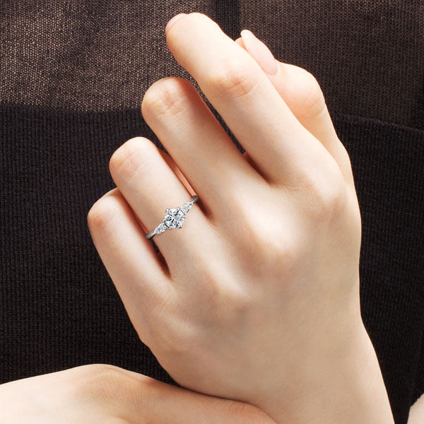 PT950 スプリング カルテット ダイヤモンド サイドストーン リング 0.7ct